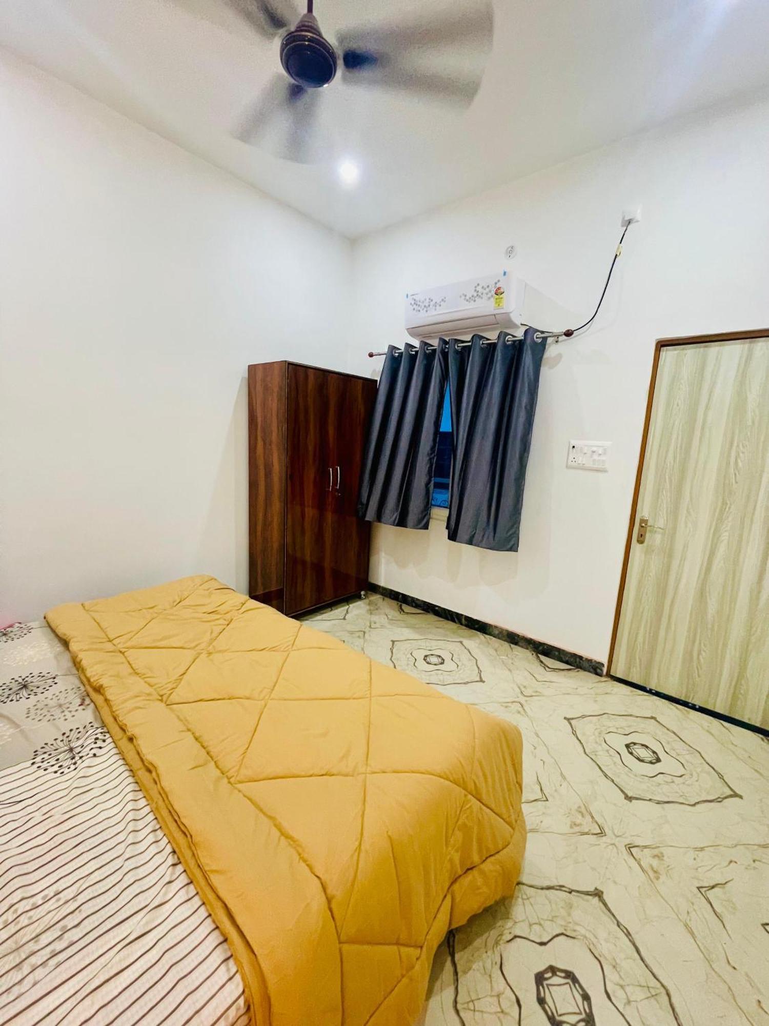 Amrita Residency Villa Varanasi Exteriör bild